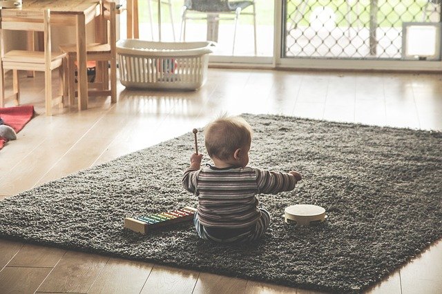 Kiedy dziecko siada samodzielnie? – miniporadnik dla rodziców